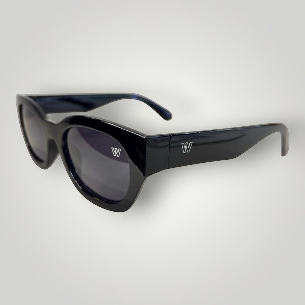 Óculos de sol W One Brand Store gatinho em acetato preto com lentes fumê e proteção UV400