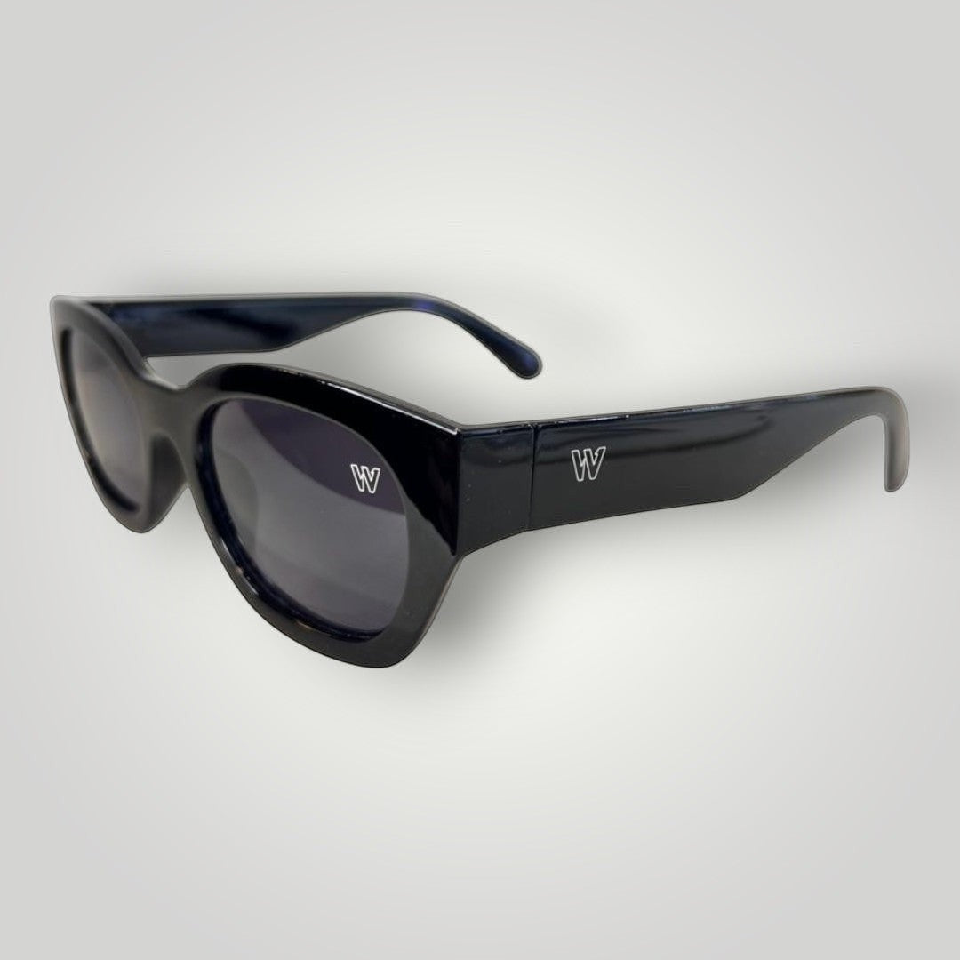 Óculos de sol W One Brand Store gatinho em acetato preto com lentes fumê e proteção UV400