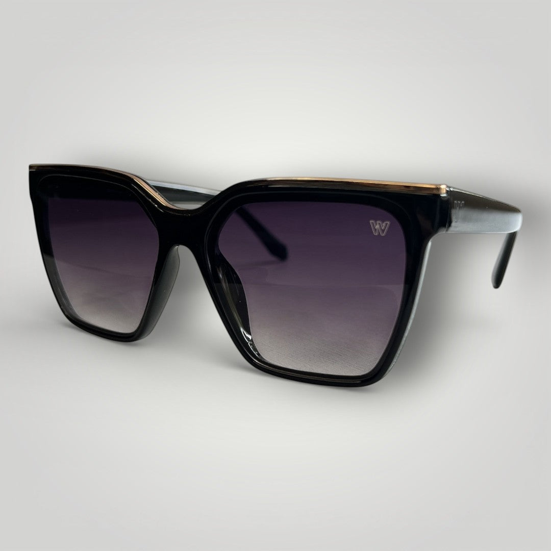 Óculos de sol W One Brand Store modelo maxi gatinho em acetato preto com lentes degradê e proteção UV400.