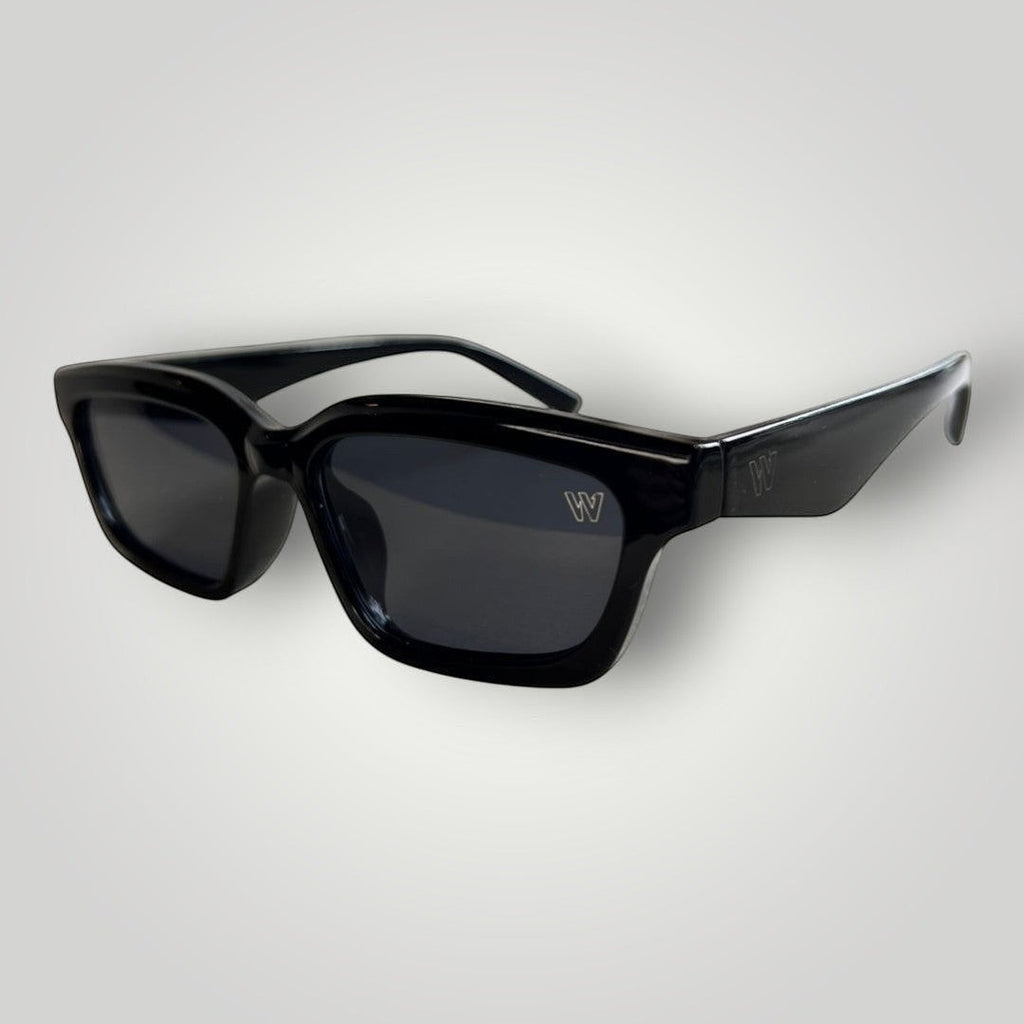 Óculos de Sol Premium Gatinho Retangular em Acetato Preto com Lente Fumê detalhe da armação e das lentes