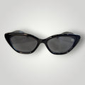 Óculos de sol W One Brand Store modelo gatinho em acetato preto com lentes fumê e proteção UV400