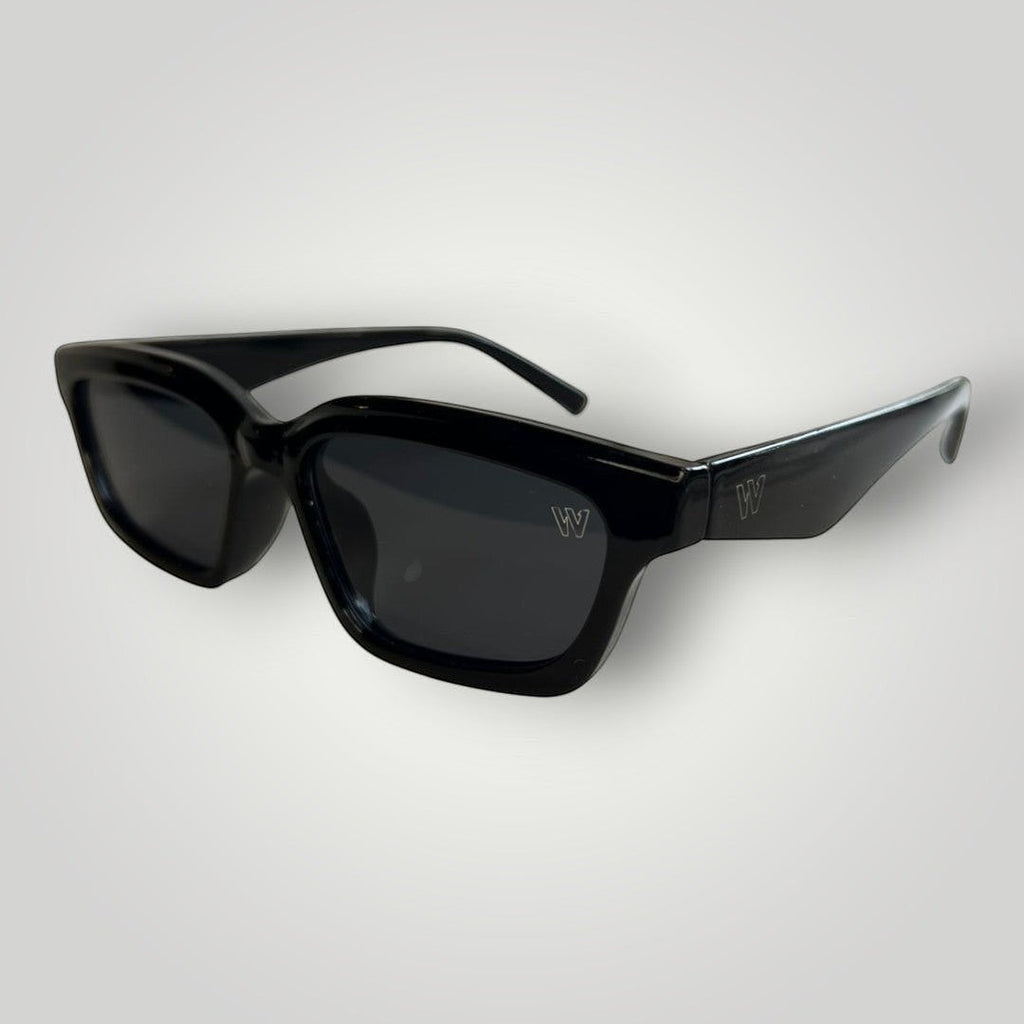 Óculos de Sol Premium Gatinho Retangular em Acetato Preto com Lente Fumê vista lateral
