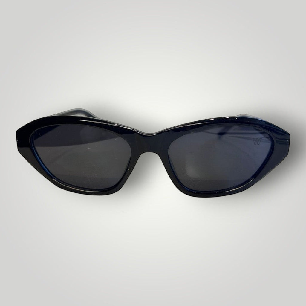 Óculos de sol W One Brand Store modelo gatinho em acetato preto com lentes fumê e proteção UV400