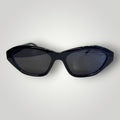 Óculos de sol W One Brand Store modelo gatinho em acetato preto com lentes fumê e proteção UV400
