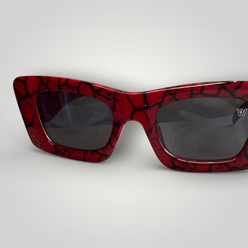 Óculos de Sol Gatinho em Acetato Vermelho Marmorizado em Preto detalhe da armação e das lentes