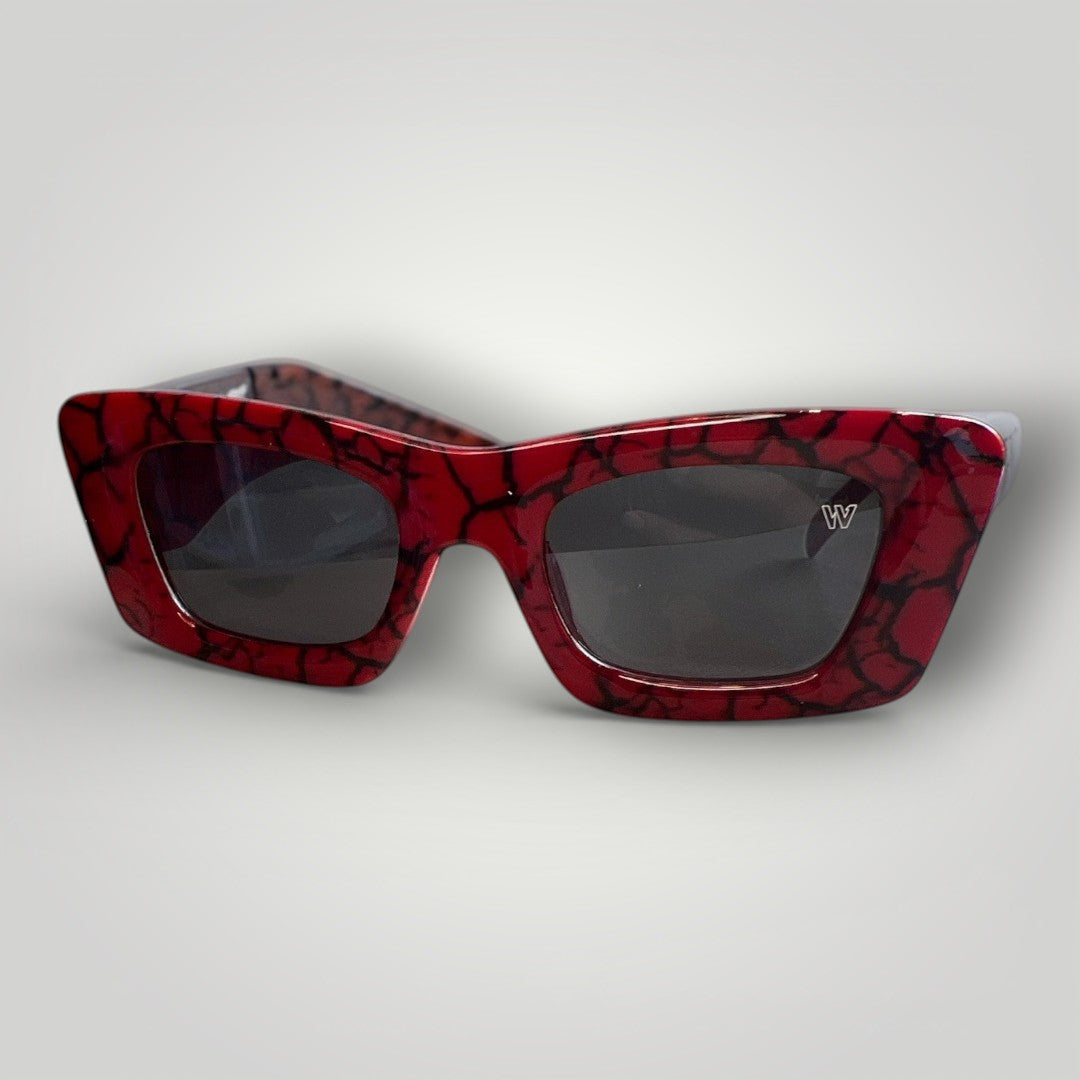 Óculos de sol W One Brand Store modelo gatinho em acetato vermelho com detalhes marmorizados pretos e proteção UV400.