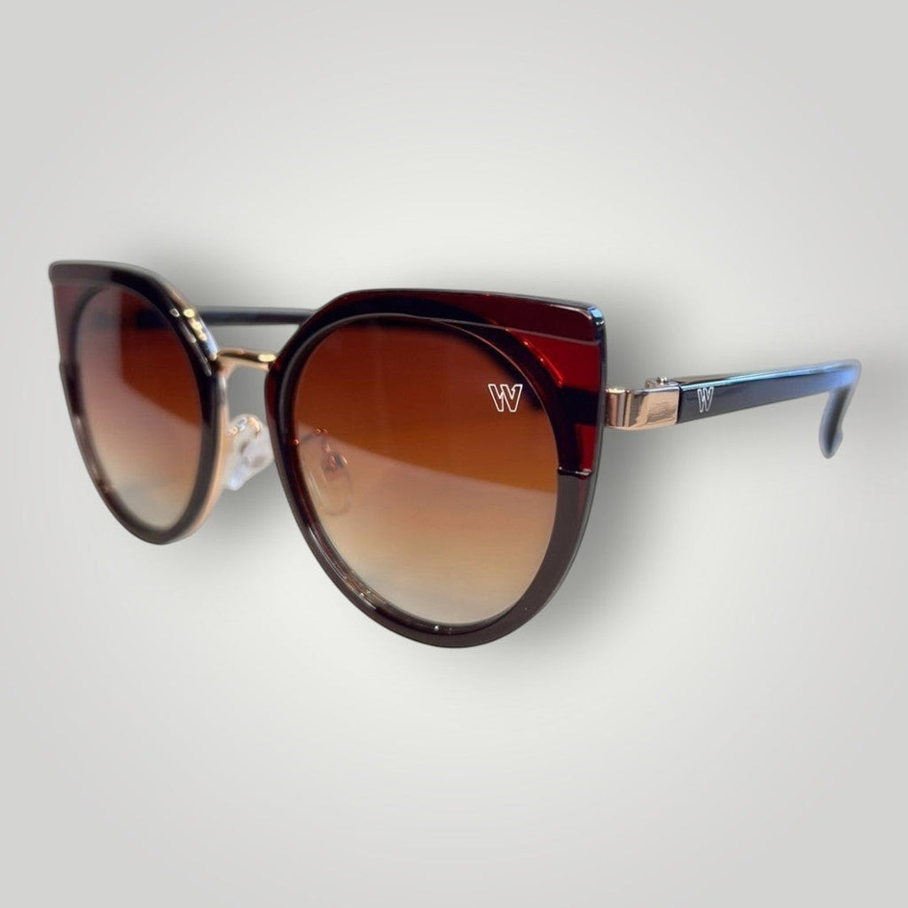Óculos de Sol Gatinho em Acetato Vinho com Lentes Marrons Degradê e Detalhes Dourados vista lateral