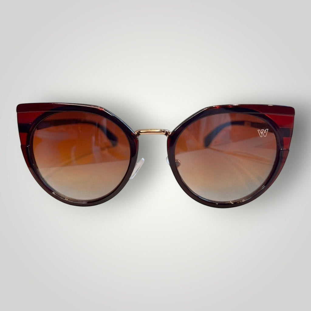 Óculos de Sol Gatinho em Acetato Vinho com Lentes Marrons Degradê e Detalhes Dourados vista frontal