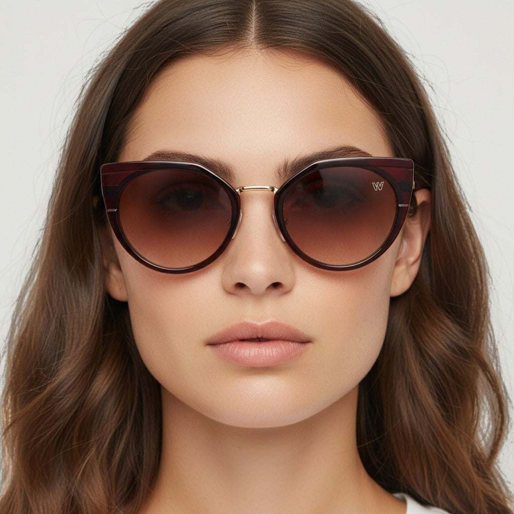 Óculos de Sol Gatinho em Acetato Vinho com Lentes Marrons Degradê e Detalhes Dourados detalhe da armação e das lentes