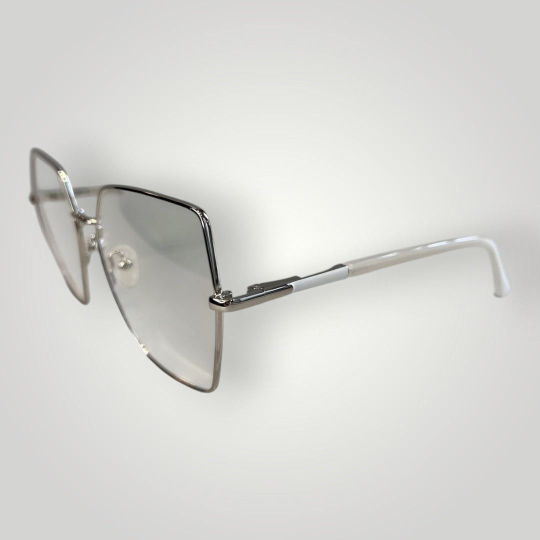 Óculos de grau W One em metal prata com design hexagonal e hastes brancas, estilo moderno e minimalista.