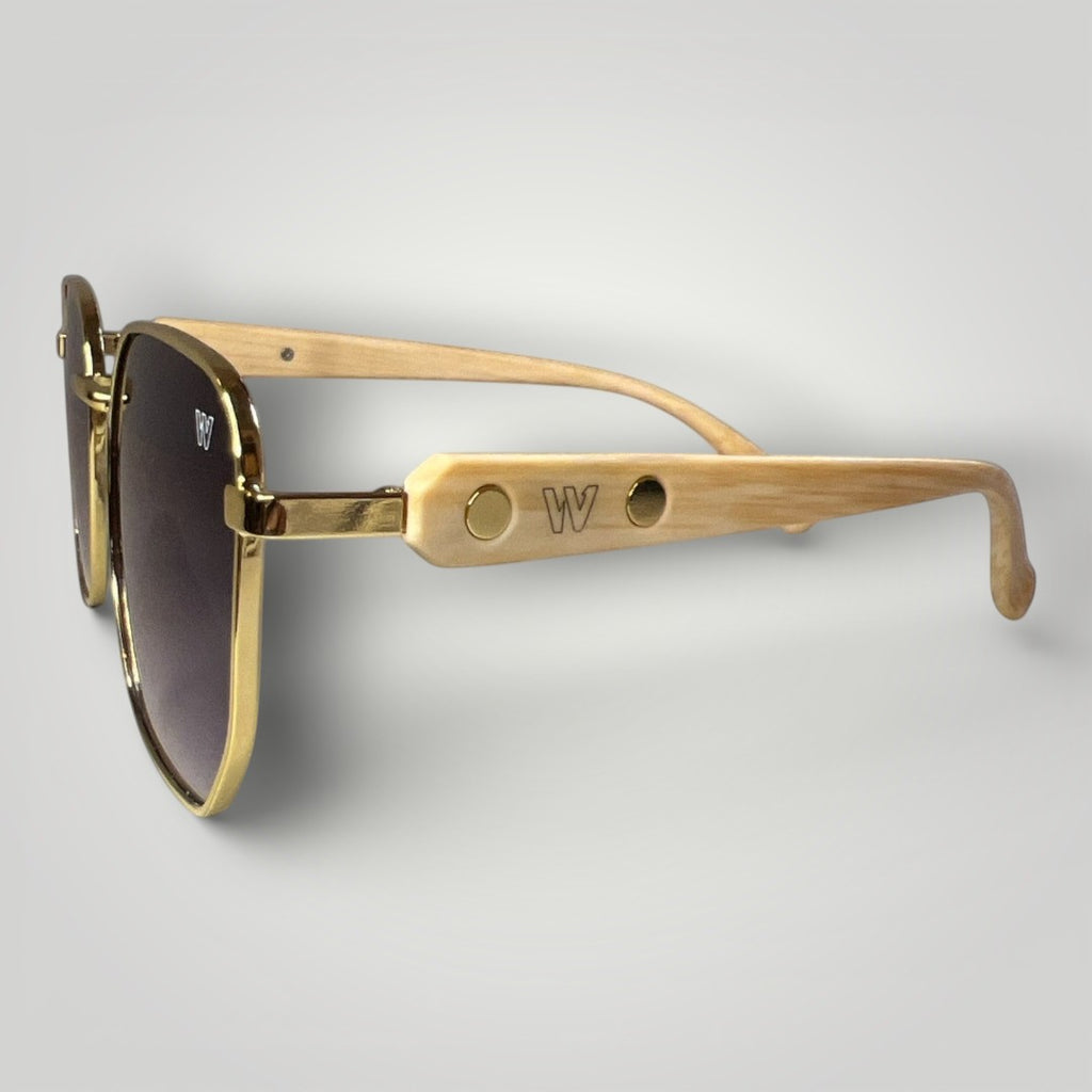 Óculos de Sol Hexagonal 2.0 Dourado com Hastes Estilo Bambu vista lateral