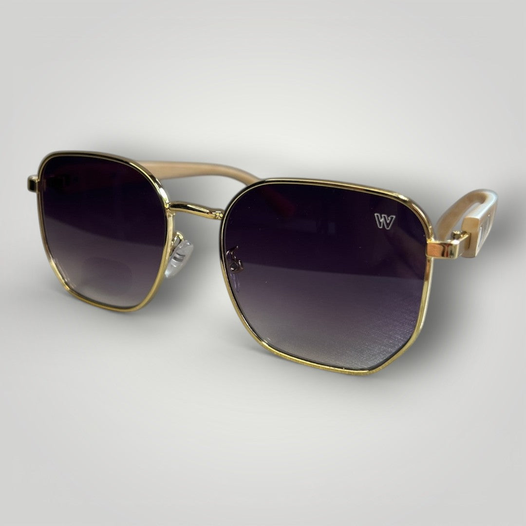 Óculos de sol W One Brand Store hexagonal 2.0 com armação dourada e hastes estilo bambu, lentes com proteção UV400.