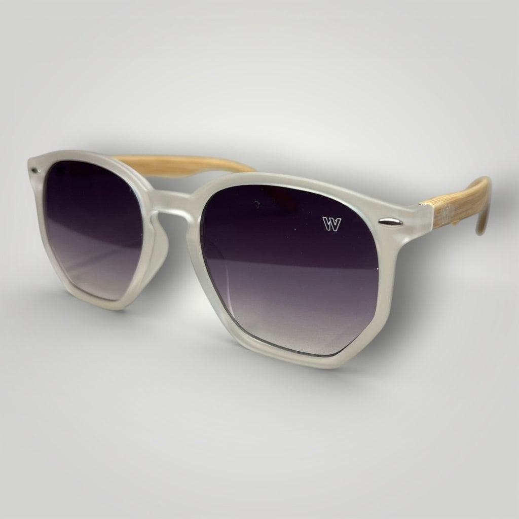 Óculos de Sol Hexagonal Clássico em Acetato Transparente com Lentes Degradê Roxo e Hastes Bege vista frontal