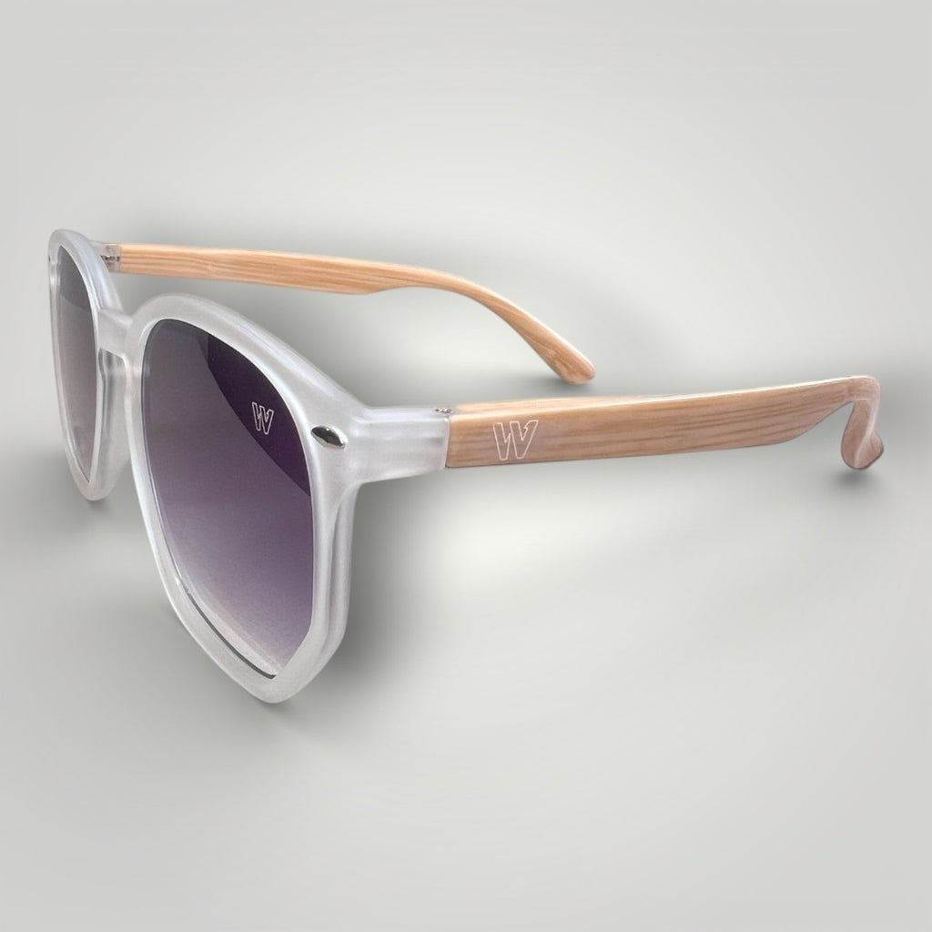 Óculos de Sol Hexagonal Clássico em Acetato Transparente com Lentes Degradê Roxo e Hastes Bege vista lateral