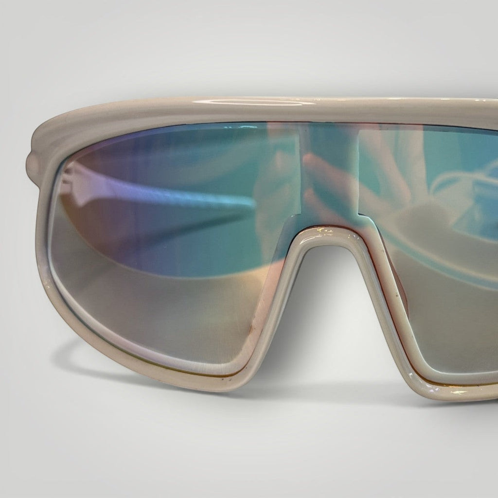 Óculos de Sol Esportivo Modelo Máscara Maxi Branco com Lente Multicolor detalhe da armação e das lentes