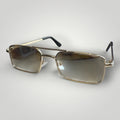 Óculos de sol W One Brand Store com armação de metal dourada e lentes retangulares transparentes acinzentadas