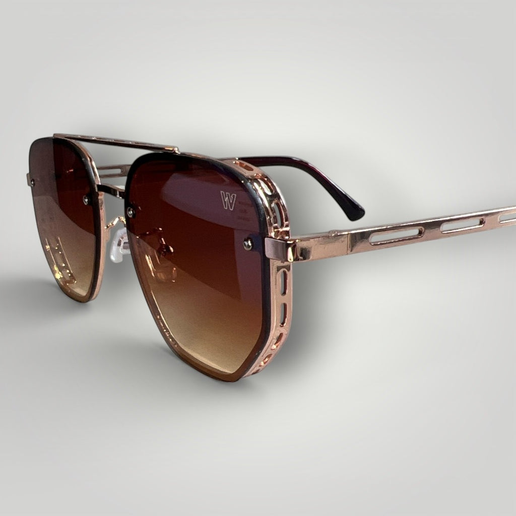 Óculos de Sol Modelo em Metal Rosé com Lentes Degradê Marrom detalhe da armação e das lentes