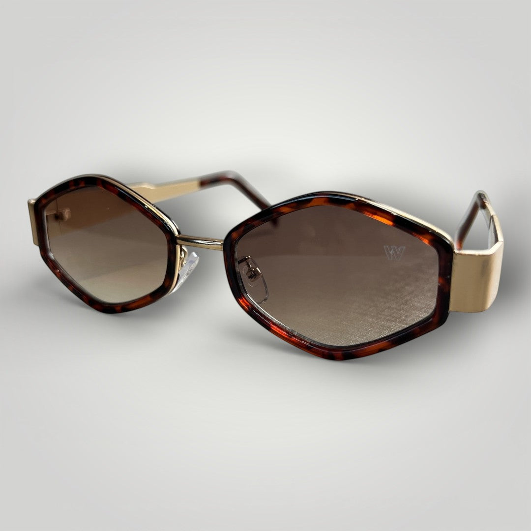 Óculos de sol W One Brand Store formato prisma com armação camuflada marrom e hastes em metal dourado