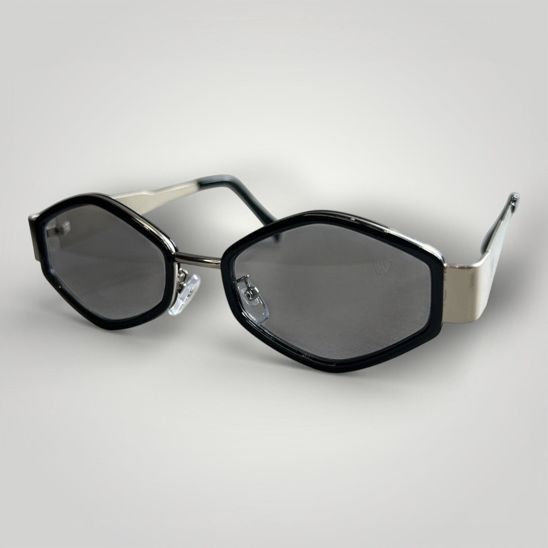 Óculos de sol W One Brand Store formato prisma, armação preta com hastes em metal prata e lentes com proteção UV400.