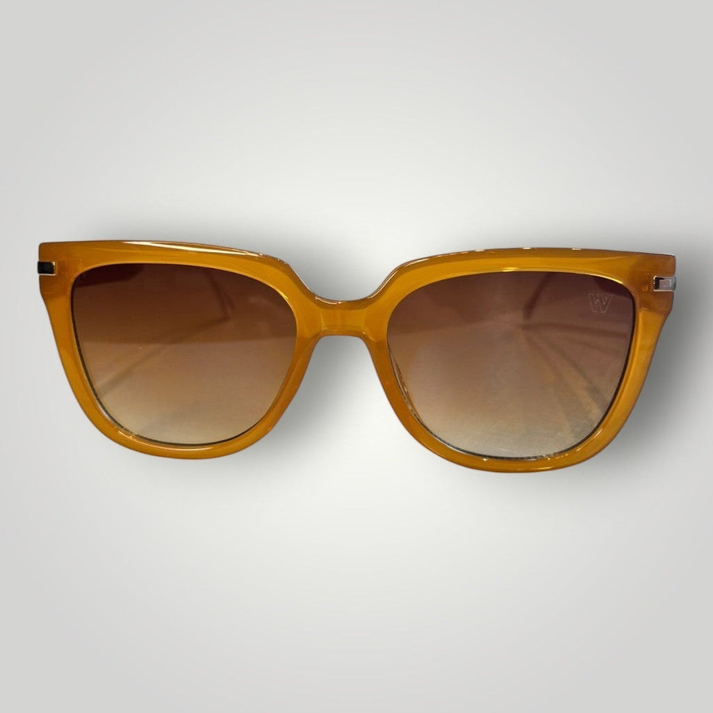 Óculos de sol W One Brand Store quadrado em acetato caramelo com lentes marrons degradê e detalhes metálicos nas hastes