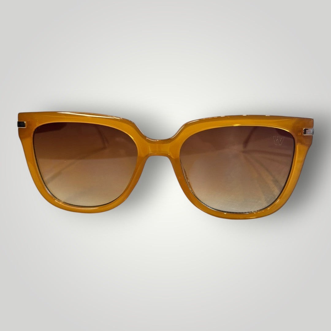 Óculos de sol W One Brand Store quadrado em acetato caramelo com lentes marrons degradê e detalhes metálicos nas hastes