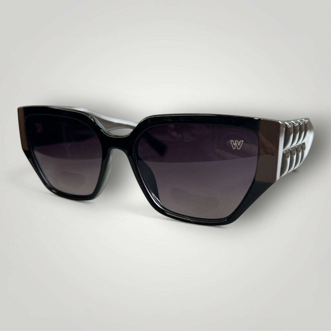 Óculos de sol W One Brand Store quadrado em acetato marrom com lentes fumê e detalhes estruturados nas hastes