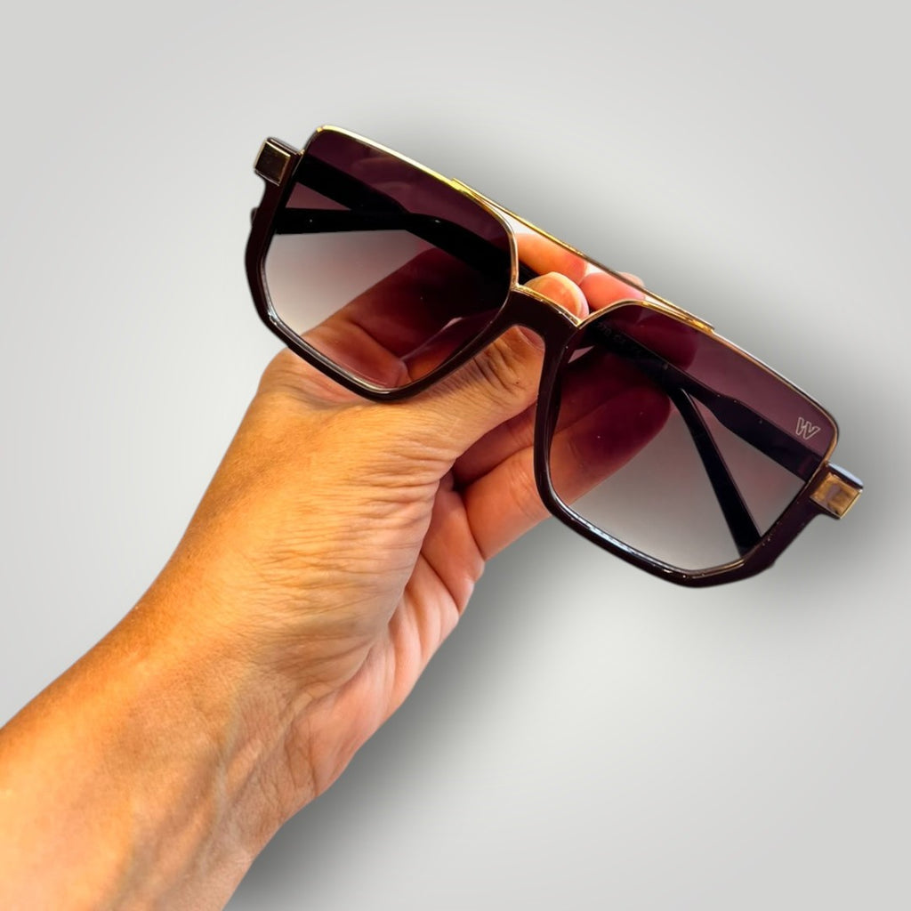 Óculos de sol W One Brand Store quadrado em acetato marrom com detalhes dourados e lentes degradê estilo aviador
