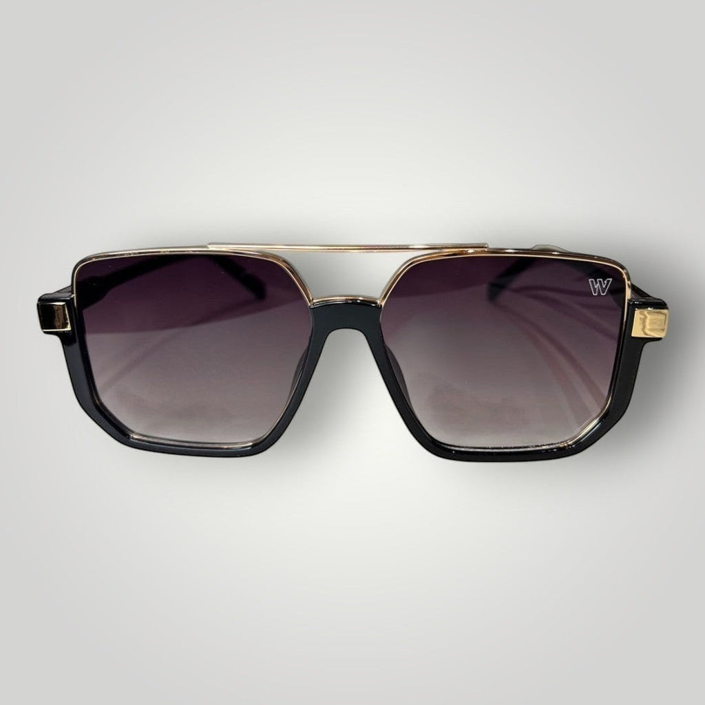 Óculos de Sol Quadrado em Acetato Preto com Detalhes em Dourado Estilo Aviador e Lentes Fumê vista lateral