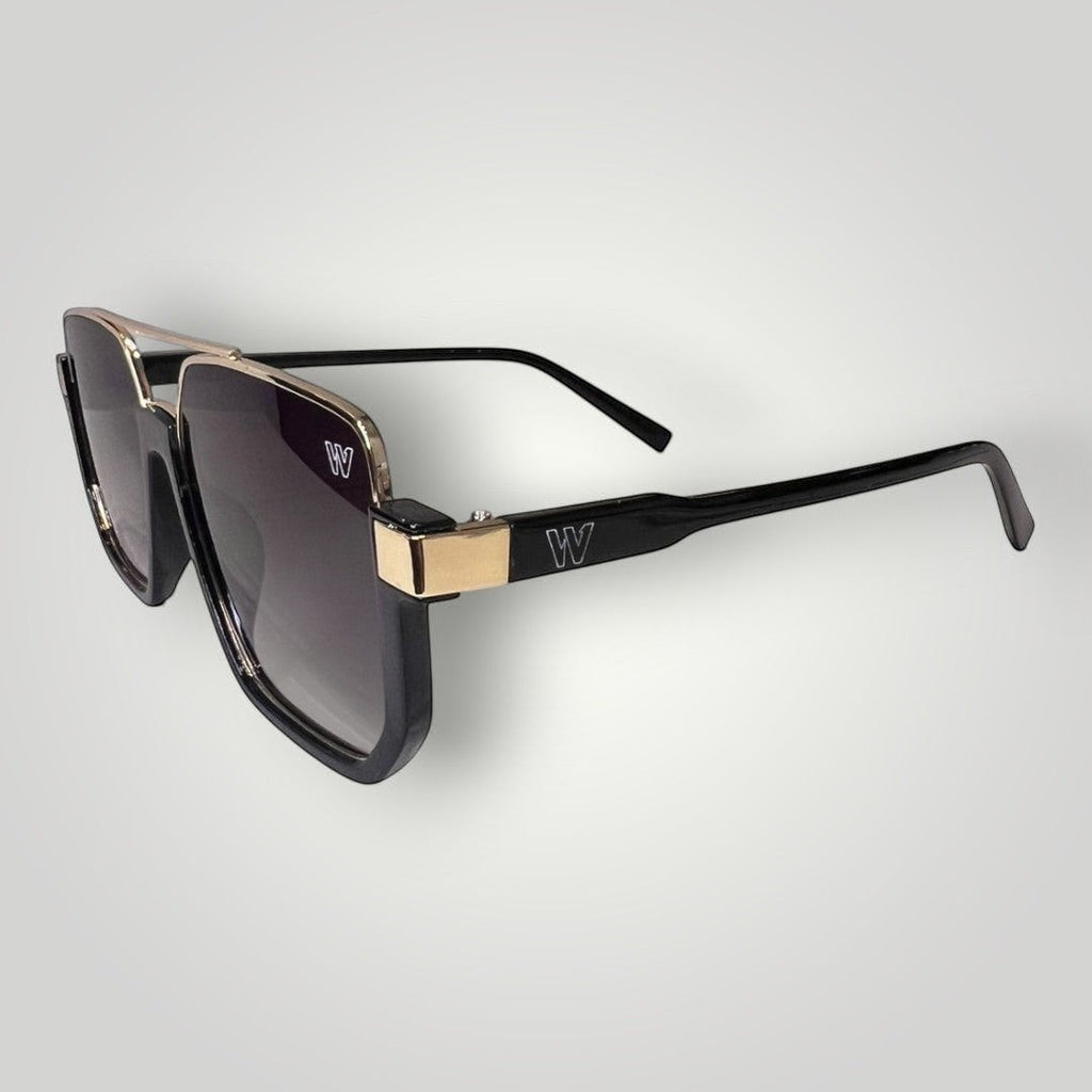 Óculos de Sol Quadrado em Acetato Preto com Detalhes em Dourado Estilo Aviador e Lentes Fumê outro ângulo
