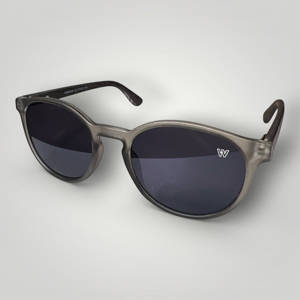 Óculos de Sol Redondo Retrô em Acetato Preto Transparente com Lentes Cinza Escuro vista frontal