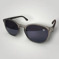 Óculos de Sol Redondo Retrô em Acetato Preto Transparente com Lentes Cinza Escuro vista frontal