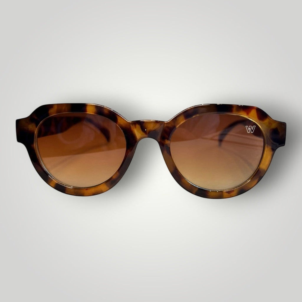 Óculos de sol W One Brand Store redondo em acetato camuflado com lentes marrons degradê e proteção UV400
