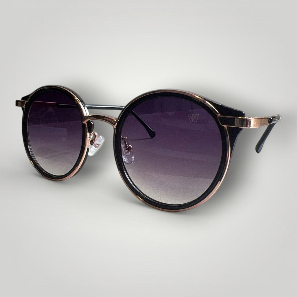 Óculos de Sol Redondo com Lentes Fumê e Detalhes em Preto e Dourado detalhe da armação e das lentes