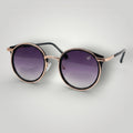 Óculos de Sol Redondo com Lentes Fumê e Detalhes em Preto e Dourado vista frontal