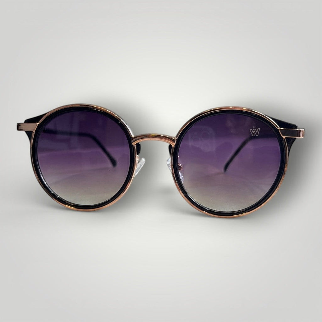 Óculos de Sol Redondo com Lentes Fumê e Detalhes em Preto e Dourado vista lateral