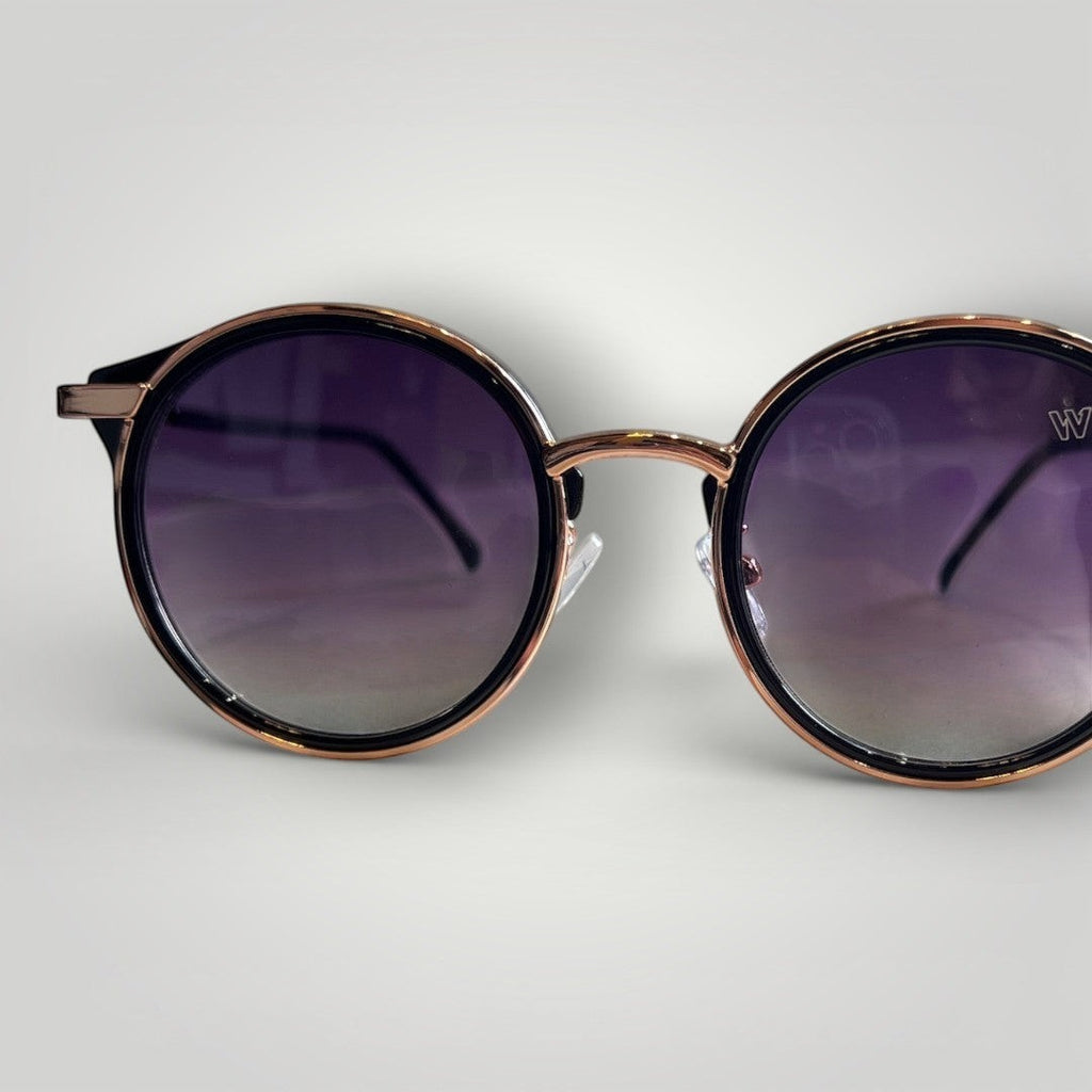 Óculos de Sol Redondo com Lentes Fumê e Detalhes em Preto e Dourado outro ângulo