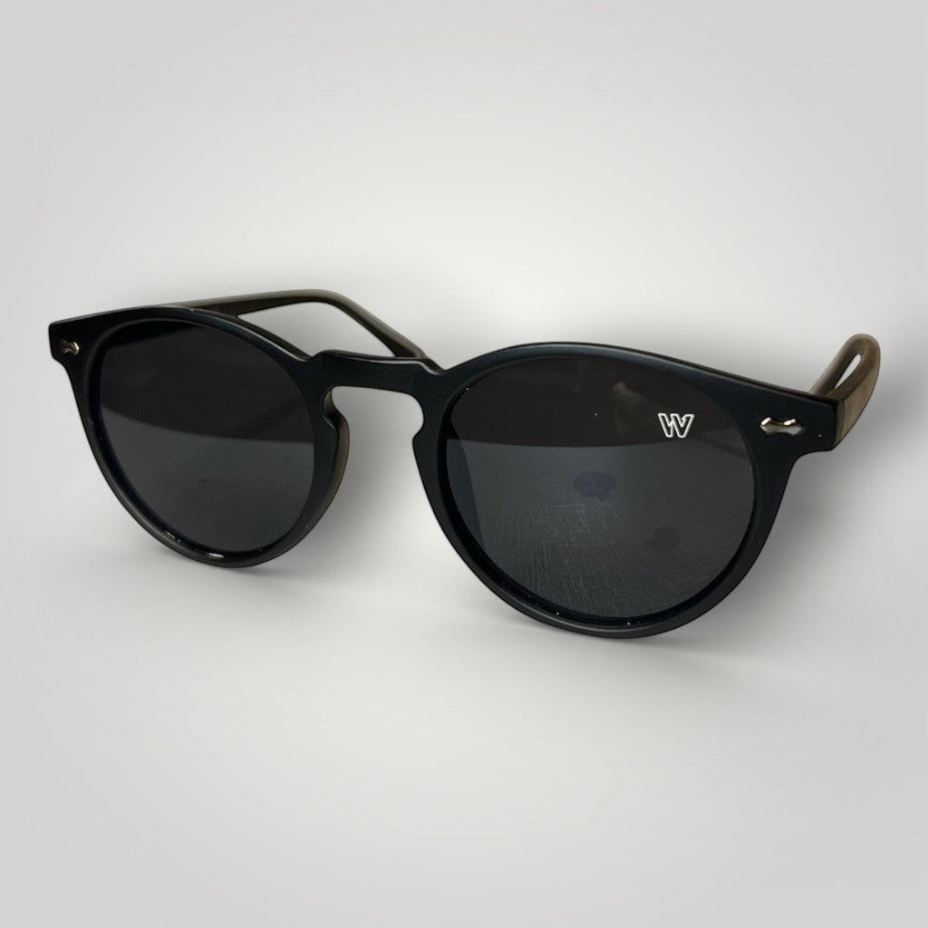 Óculos de Sol Redondo 2.0 Retrô em Acetato Preto Fosco Lentes Pretas Hastes Pretas vista frontal
