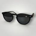 Óculos de Sol Redondo 2.0 Retrô em Acetato Preto Fosco Lentes Pretas Hastes Pretas vista frontal