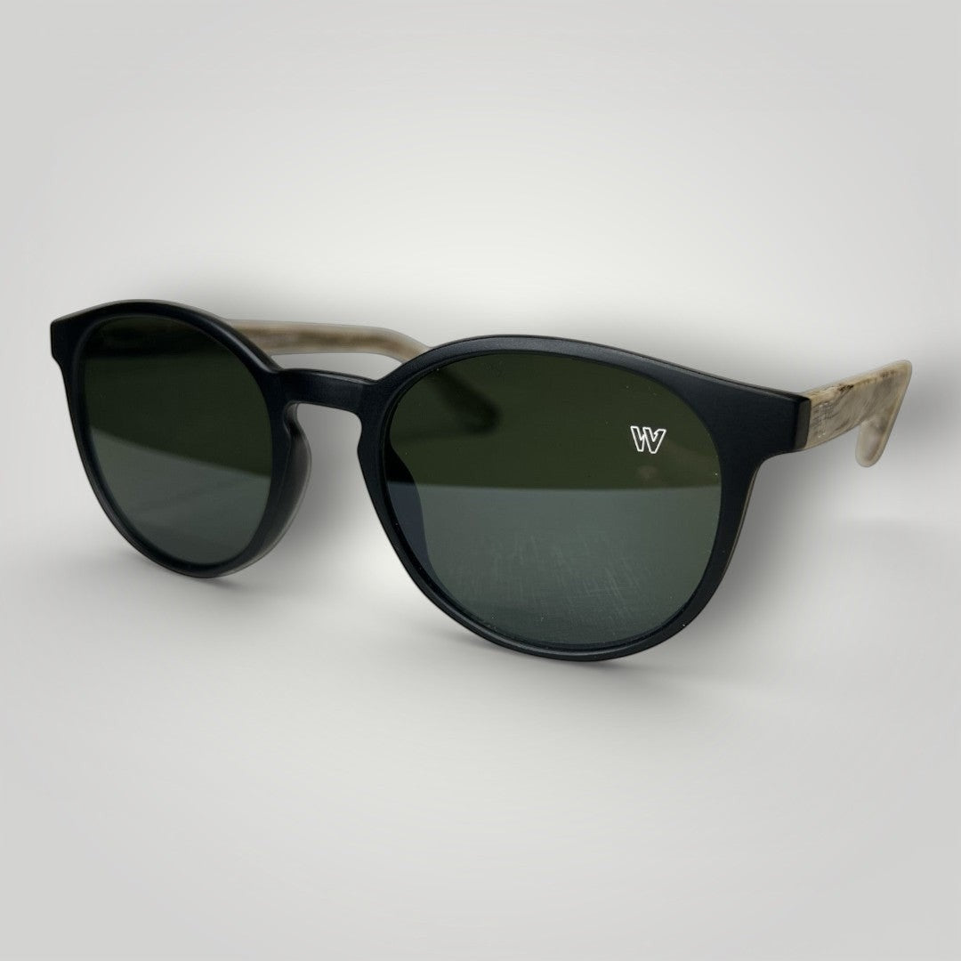 Óculos de sol W One Brand Store redondo retrô, armação em acetato preto, lentes verdes e hastes marrom marmorizadas.