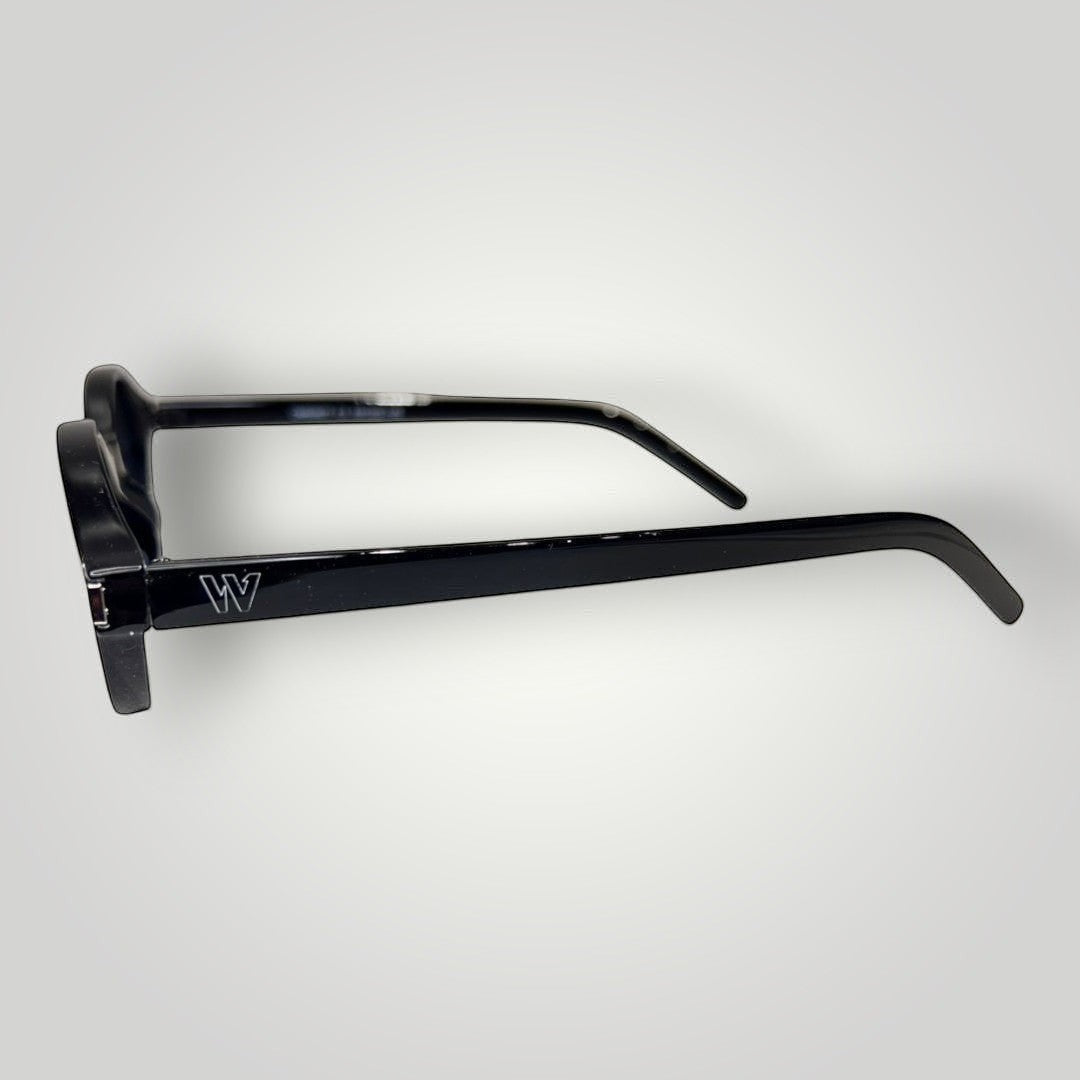 Óculos de sol W One Brand Store redondo em acetato preto com lentes fumê e detalhe da marca na haste lateral