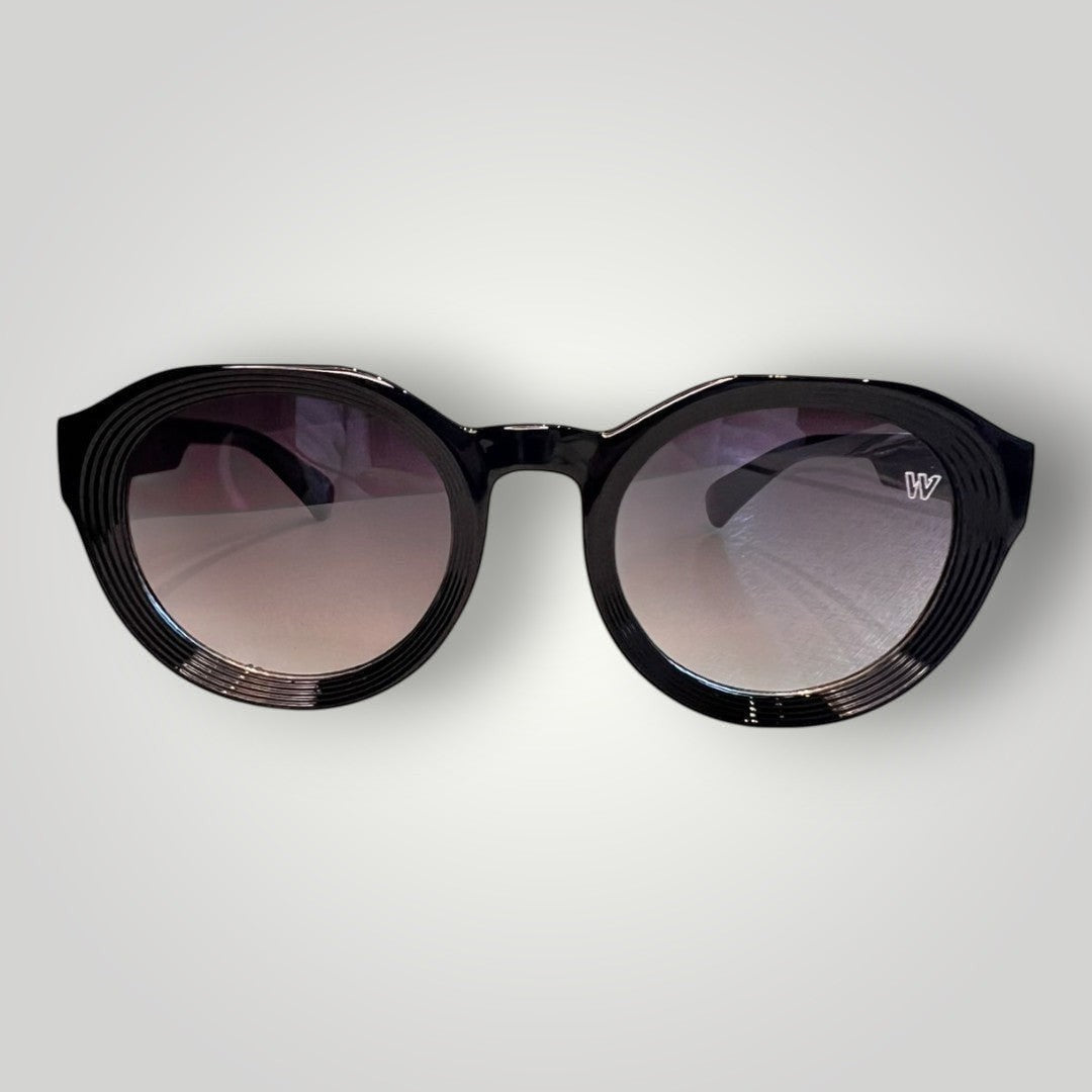 Óculos de sol W One Brand Store redondo em acetato preto com lentes fumê degradê e proteção UV400