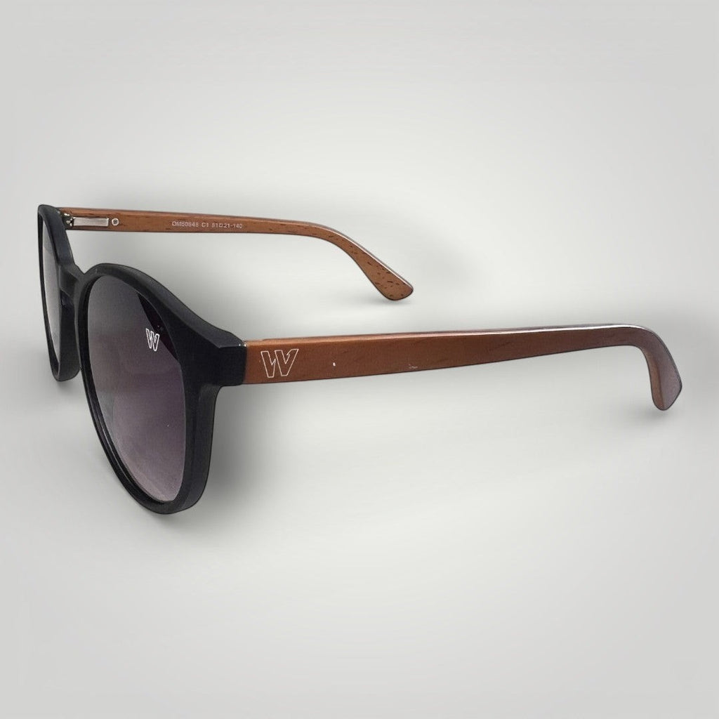 Óculos de Sol Redondo Retrô em Acetato Marrom com Lentes Pretas Hastes Marrom Claro vista lateral