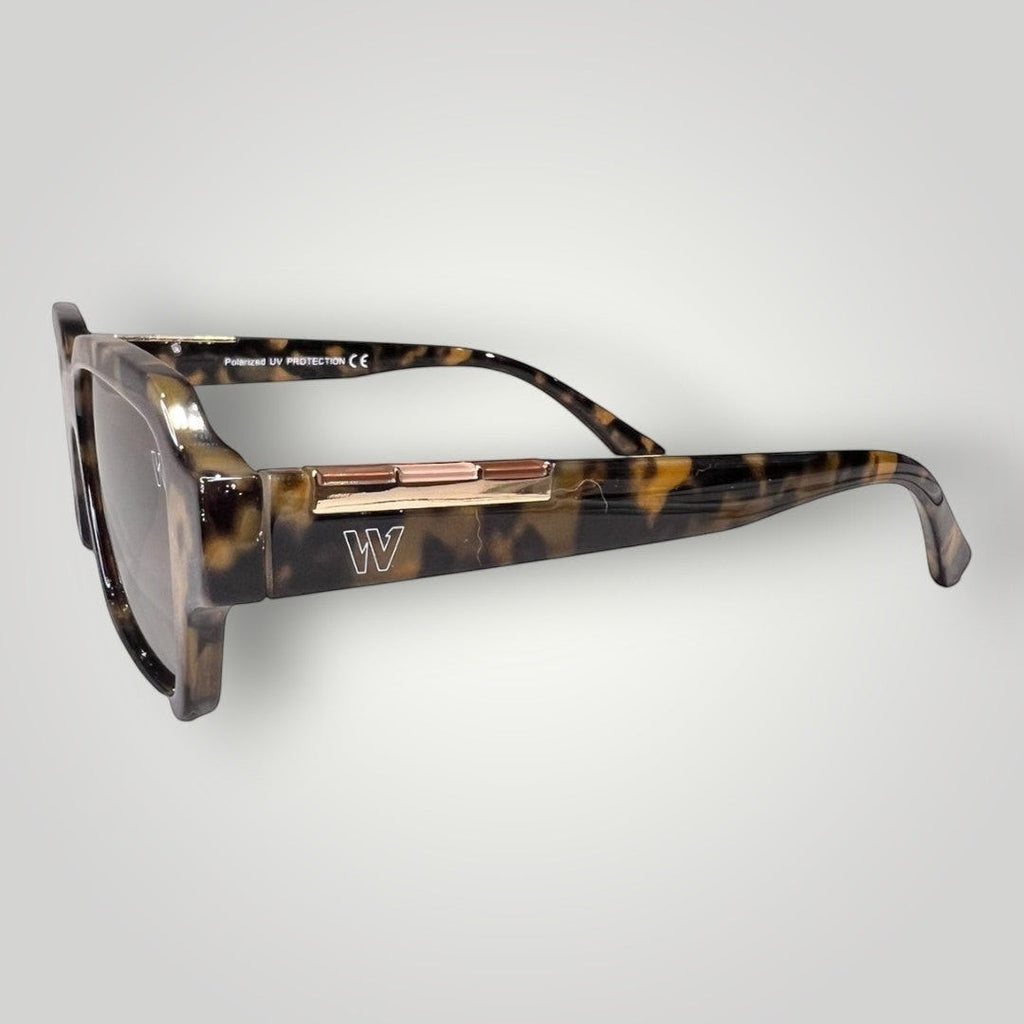 Óculos de Sol Premium Retangular em Acetato Camuflado com Lentes Marrons Degradê detalhe da armação e das lentes