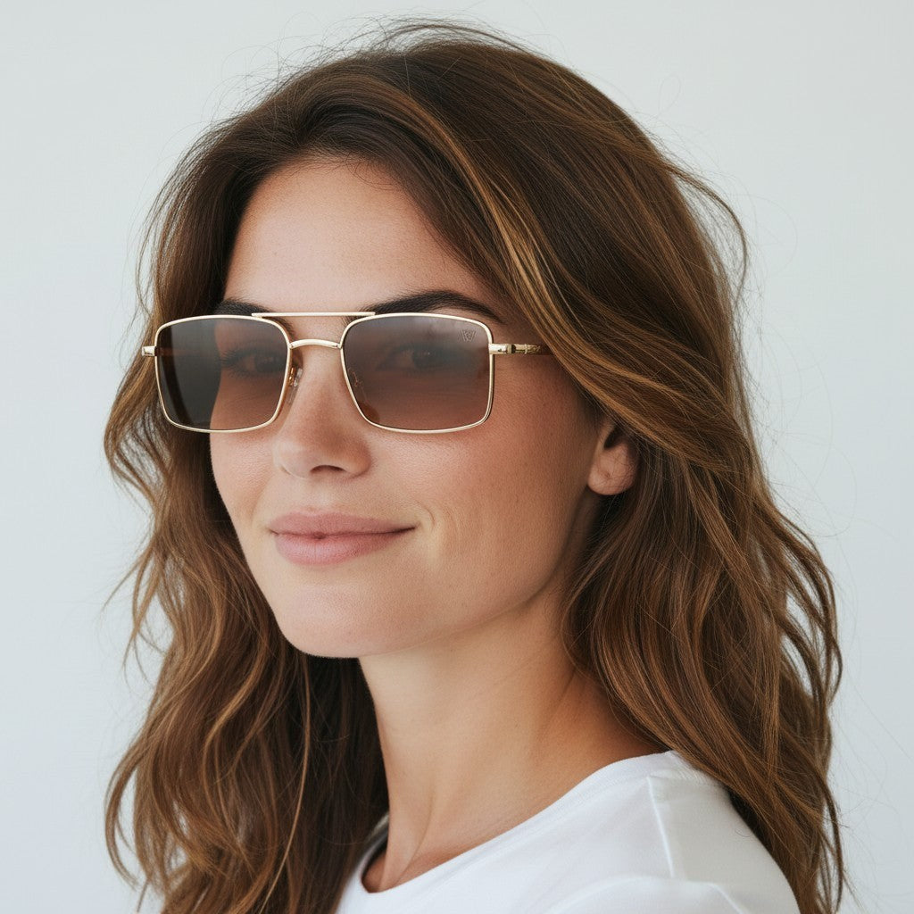 Óculos de Sol Retangular em Metal Dourado com Lentes Marrons vista lateral