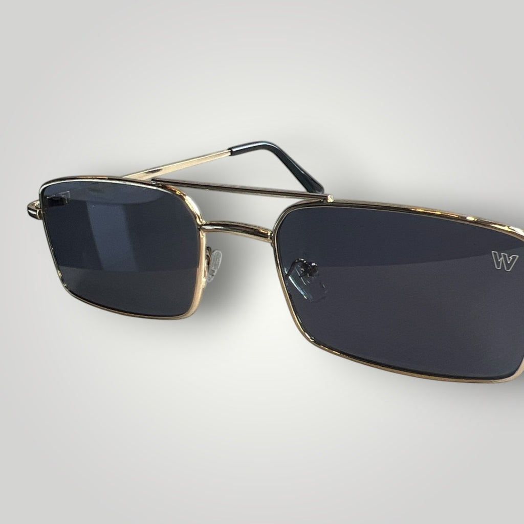 Óculos de Sol Retangular em Metal Dourado com Lentes Fumês detalhe da armação e das lentes