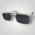 Óculos de Sol Retangular em Metal Dourado com Lentes Fumês vista frontal