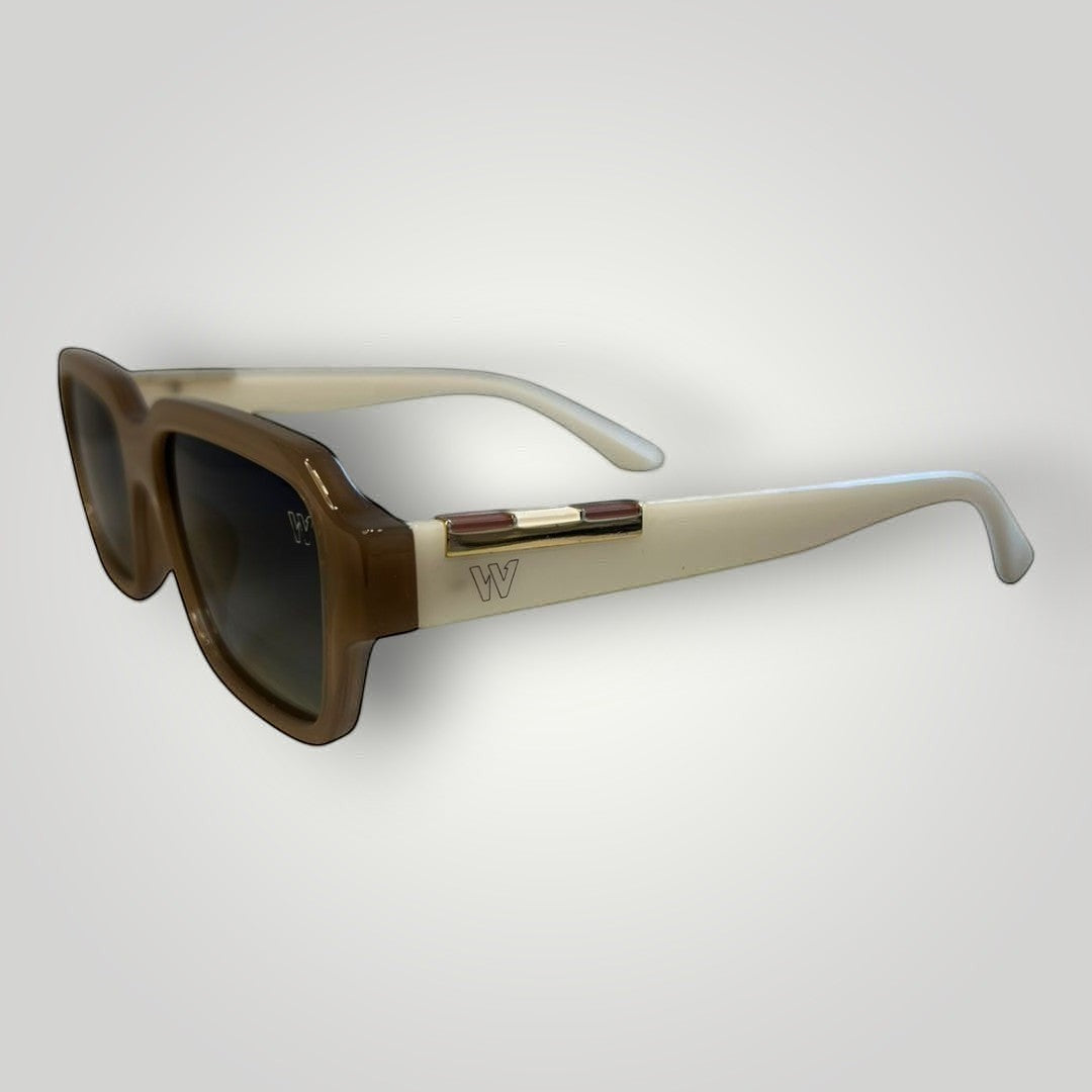 Óculos de sol W One Brand Store retangular em acetato nude e branco com hastes claras e detalhe metálico lateral