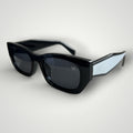 Óculos de Sol Retangular Acetato Preto com Faixa Branca vista frontal