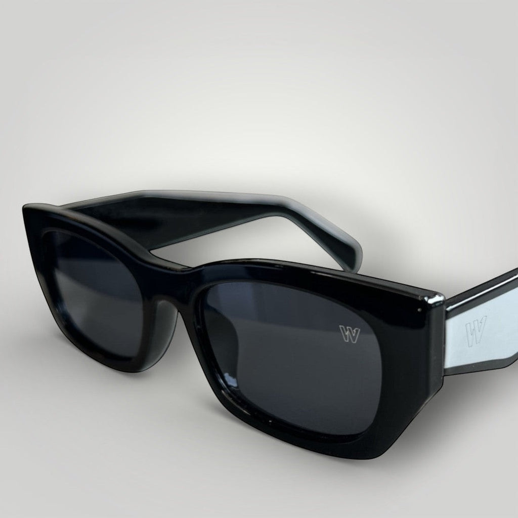 Óculos de Sol Retangular Acetato Preto com Faixa Branca vista lateral