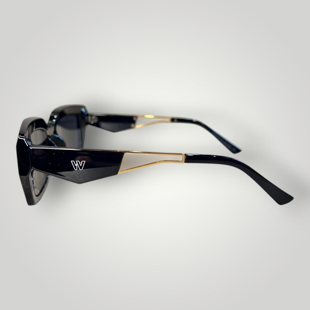 Óculos de sol retangular W One Brand Store em acetato preto e metal dourado com lentes fumê, vista lateral.